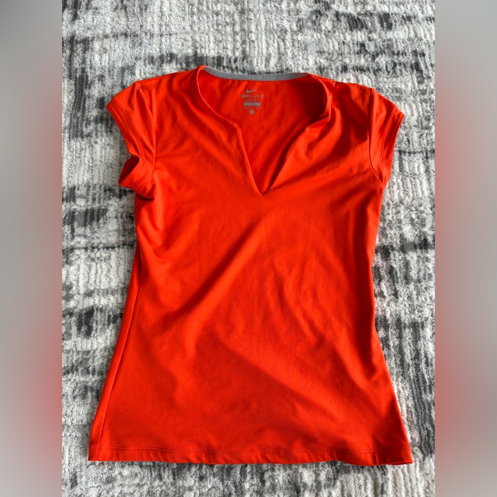 Nike Women's Tennis Shirt. Size Medium.
